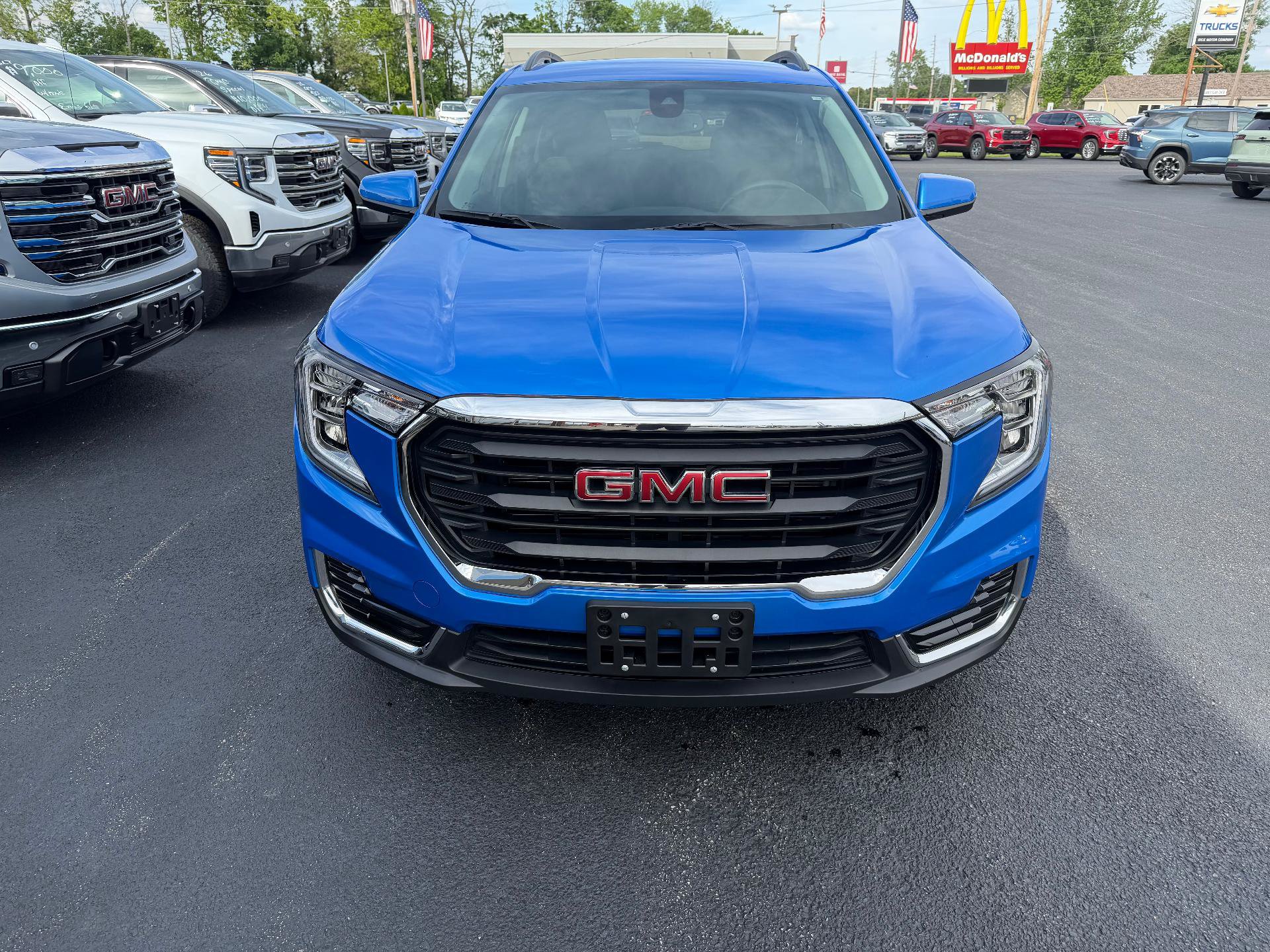 Used 2024 GMC Terrain SLE w/ Driver Convenience Package FWD image 6
