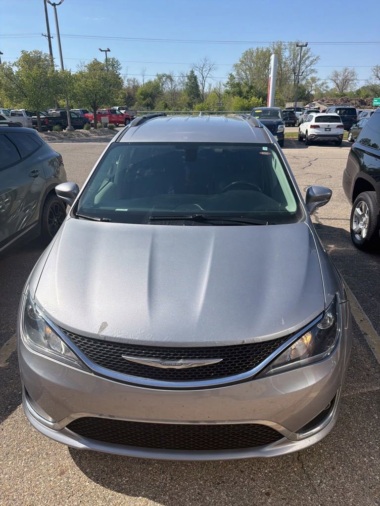 Used 2017 Chrysler Pacifica Touring-L Plus FWD image 1