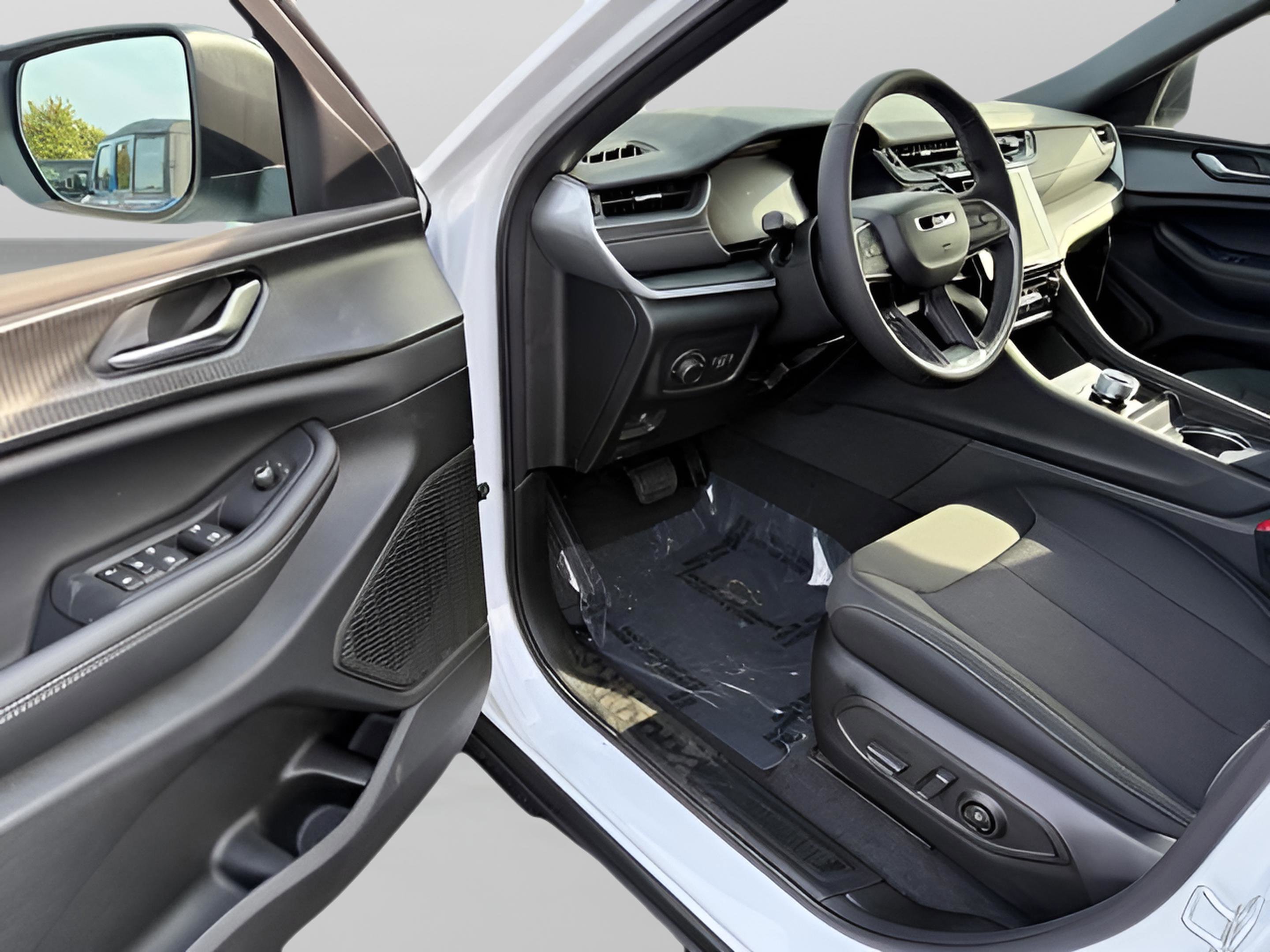 New 2025 Jeep Grand Cherokee L Laredo image 32