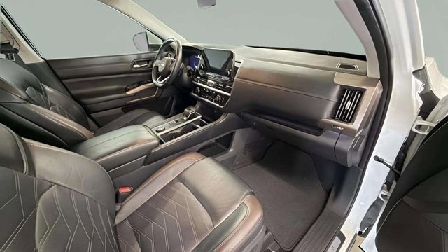 Used 2024 Nissan Pathfinder Platinum image 18