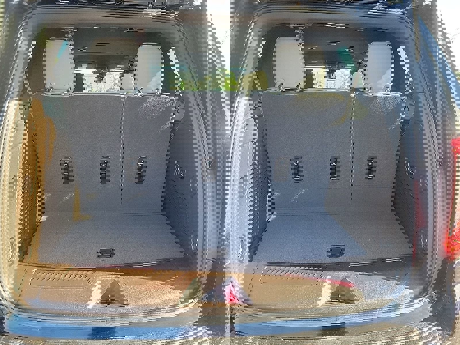 Used 2023 GMC Yukon SLT w/ SLT Luxury Package image 8