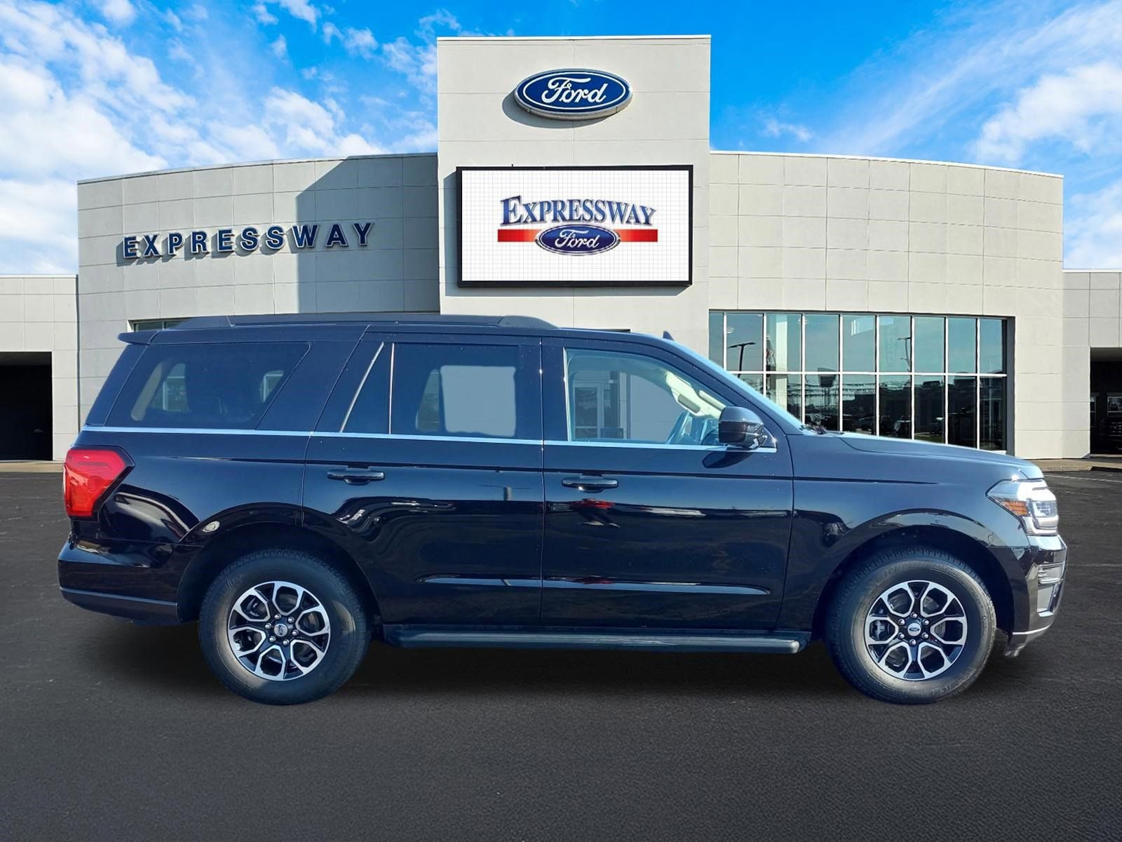 Used 2024 Ford Expedition XLT image 5