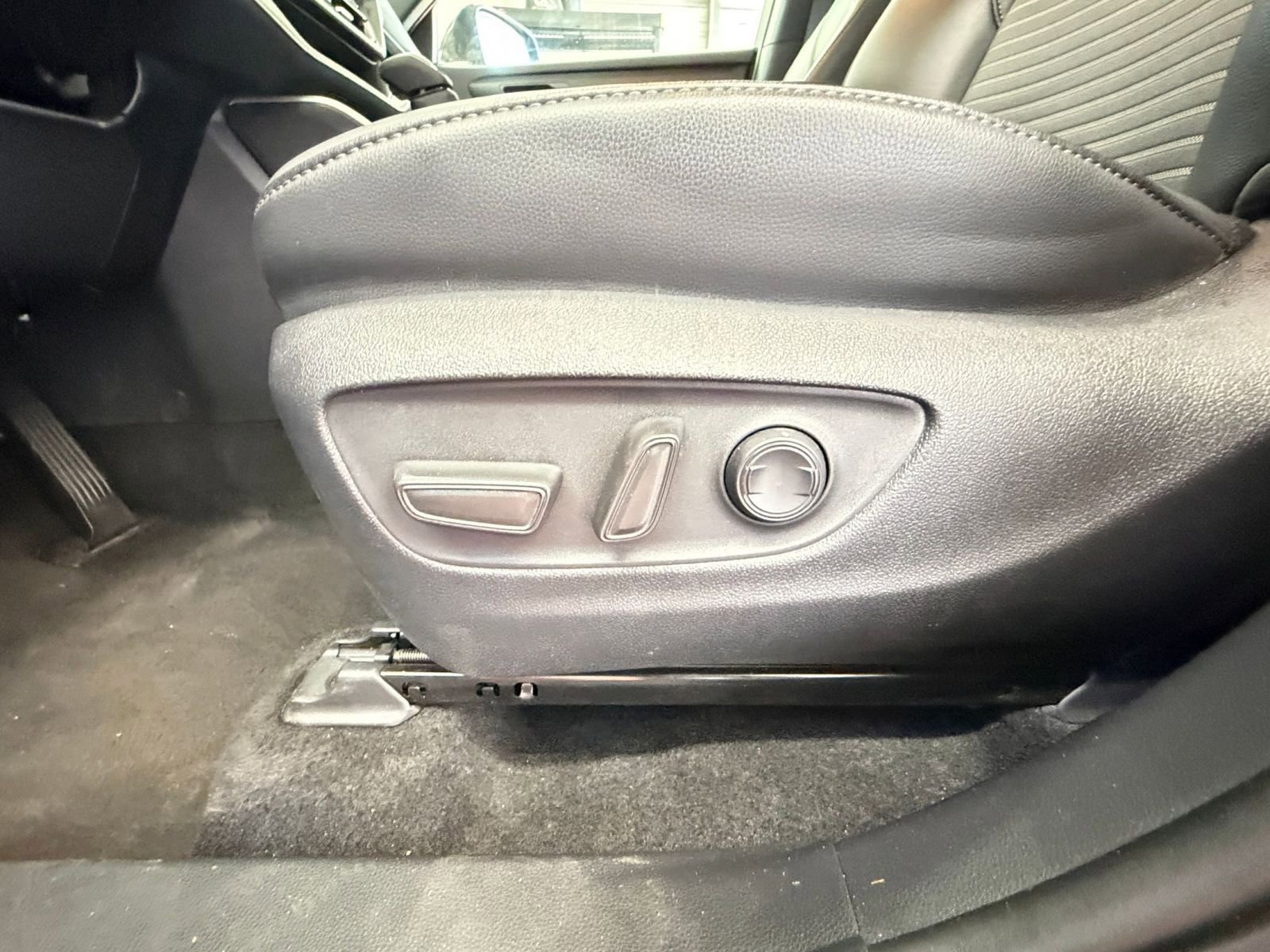 Used 2025 Toyota Highlander XSE AWD/4WD image 22