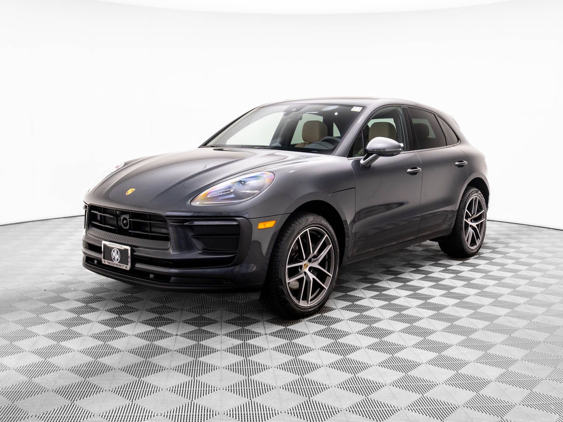 Certified 2025 Porsche Macan image 1
