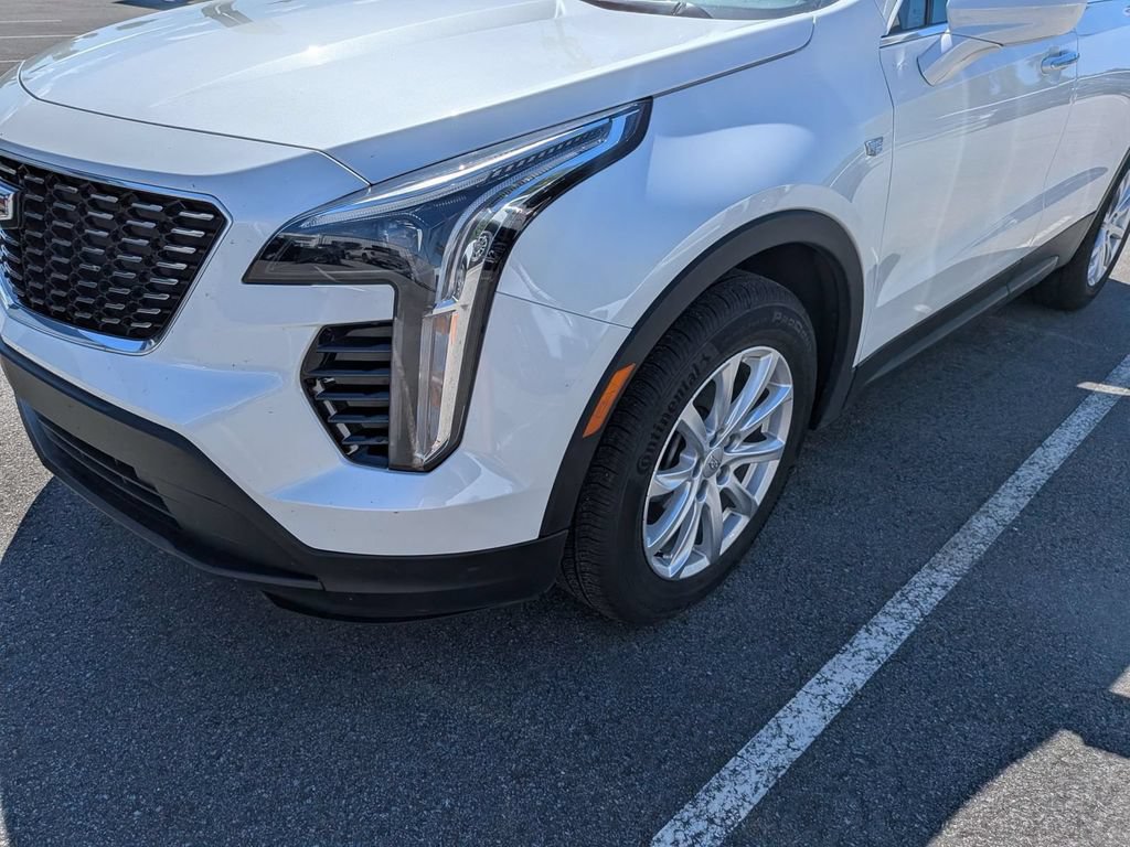 Used 2023 Cadillac XT4 Luxury w/ Cold Weather Package FWD image 2