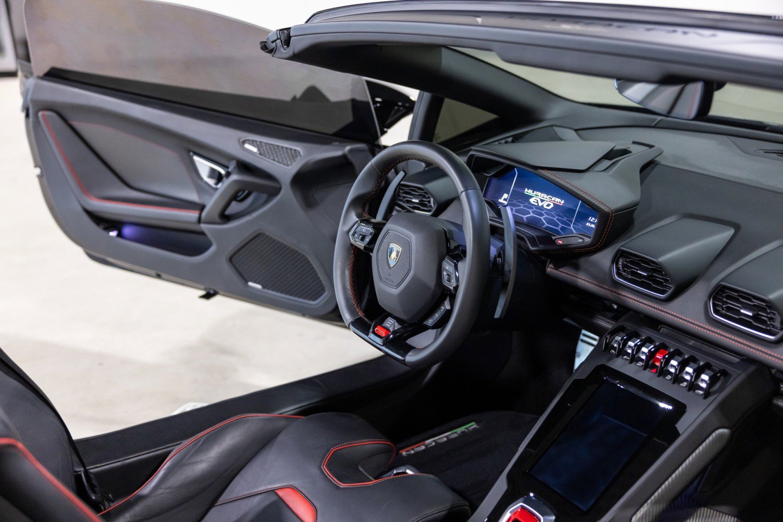 Used 2020 Lamborghini Huracan EVO image 32