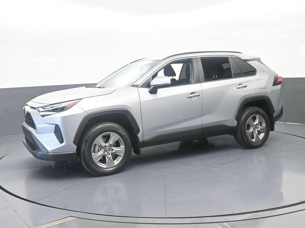 Used 2025 Toyota RAV4 XLE AWD/4WD image 2