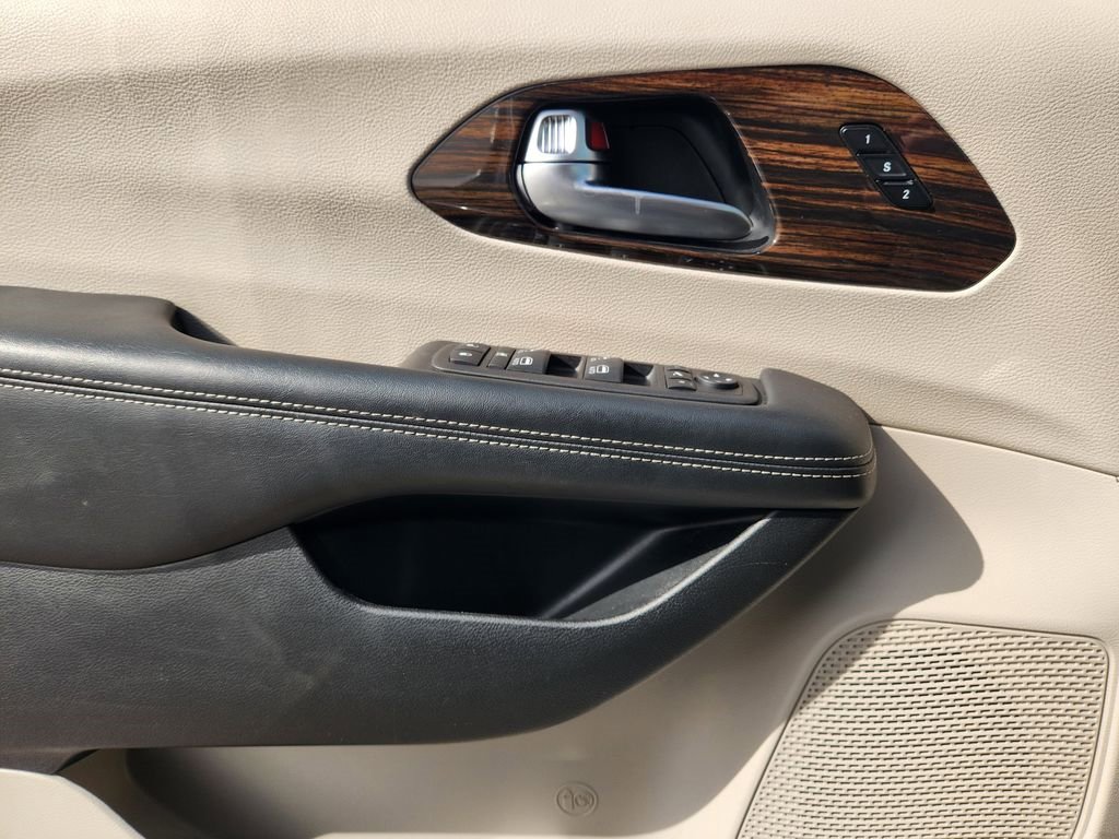 Used 2023 Chrysler Pacifica Limited image 23