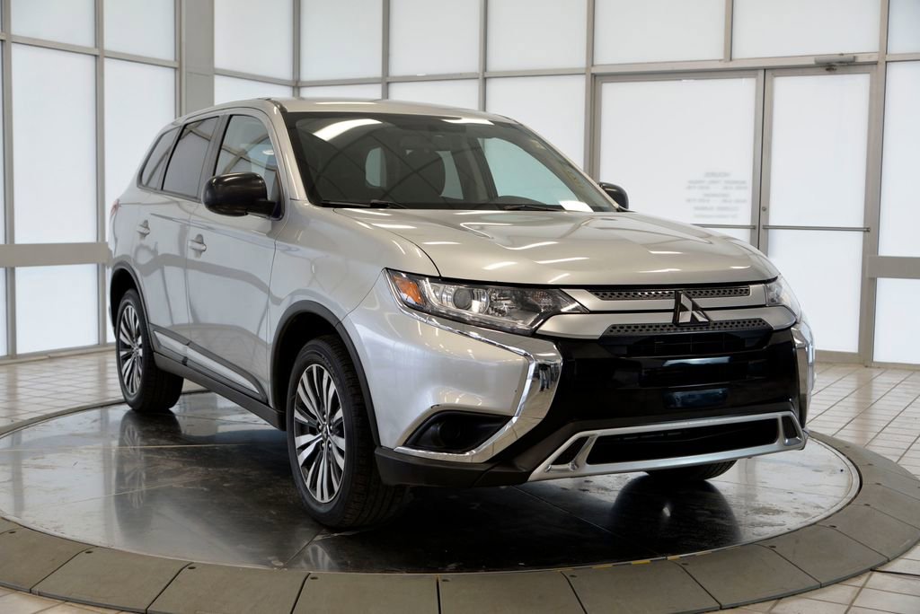 Used 2020 Mitsubishi Outlander SE image 2