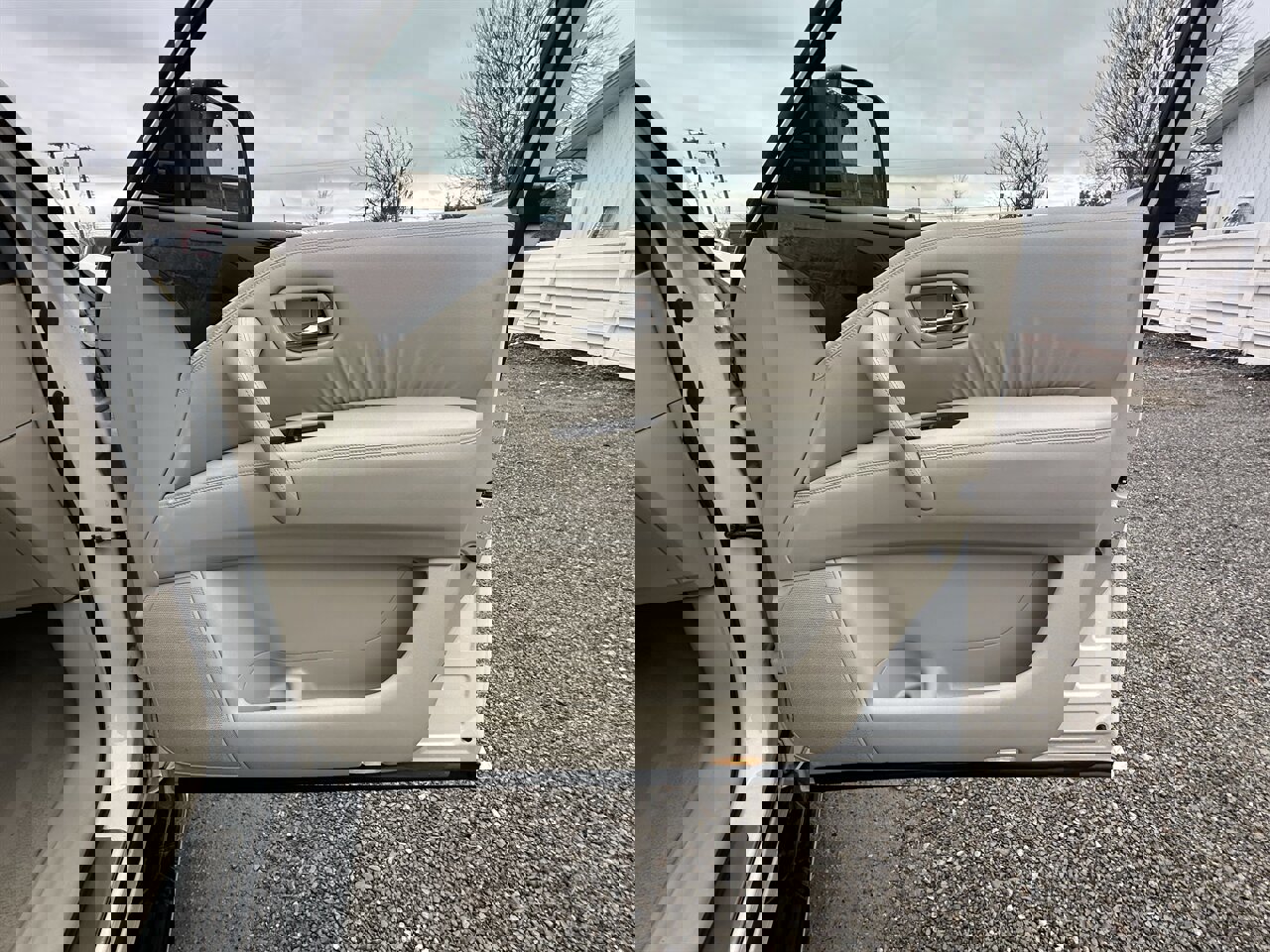 Used 2014 INFINITI QX80 4WD w/ Deluxe Touring Package image 21