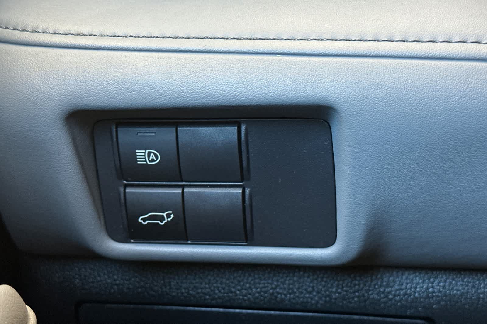 Used 2021 Toyota Highlander XLE AWD/4WD image 31