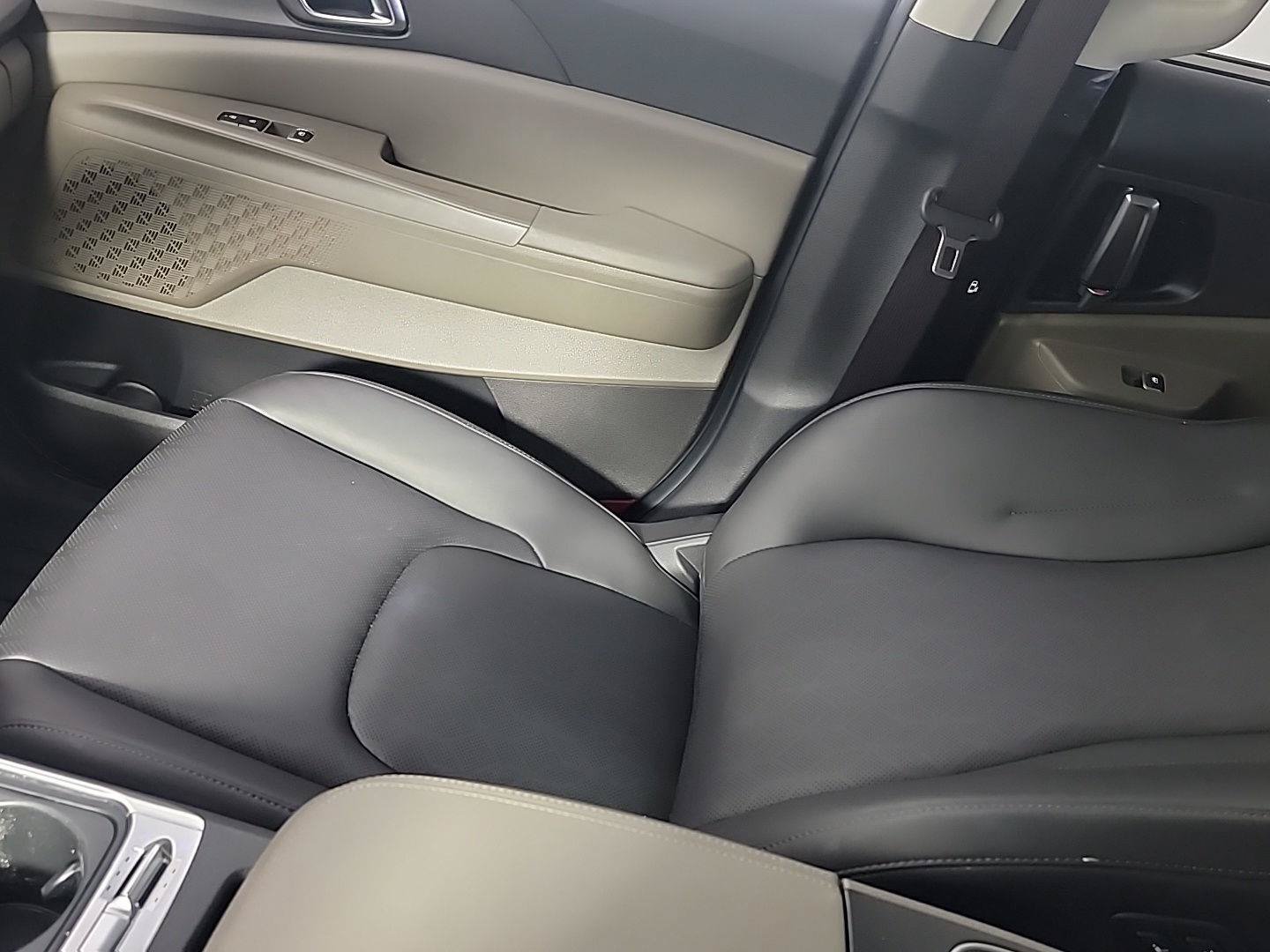 Used 2025 Kia Carnival SX FWD image 27