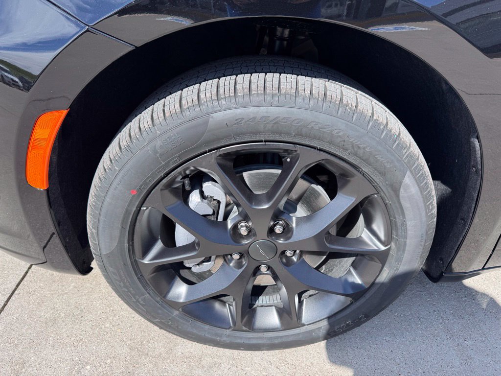 New 2027 Chrysler Pacifica Limited w/ Family Tech Group AWD/4WD image 6