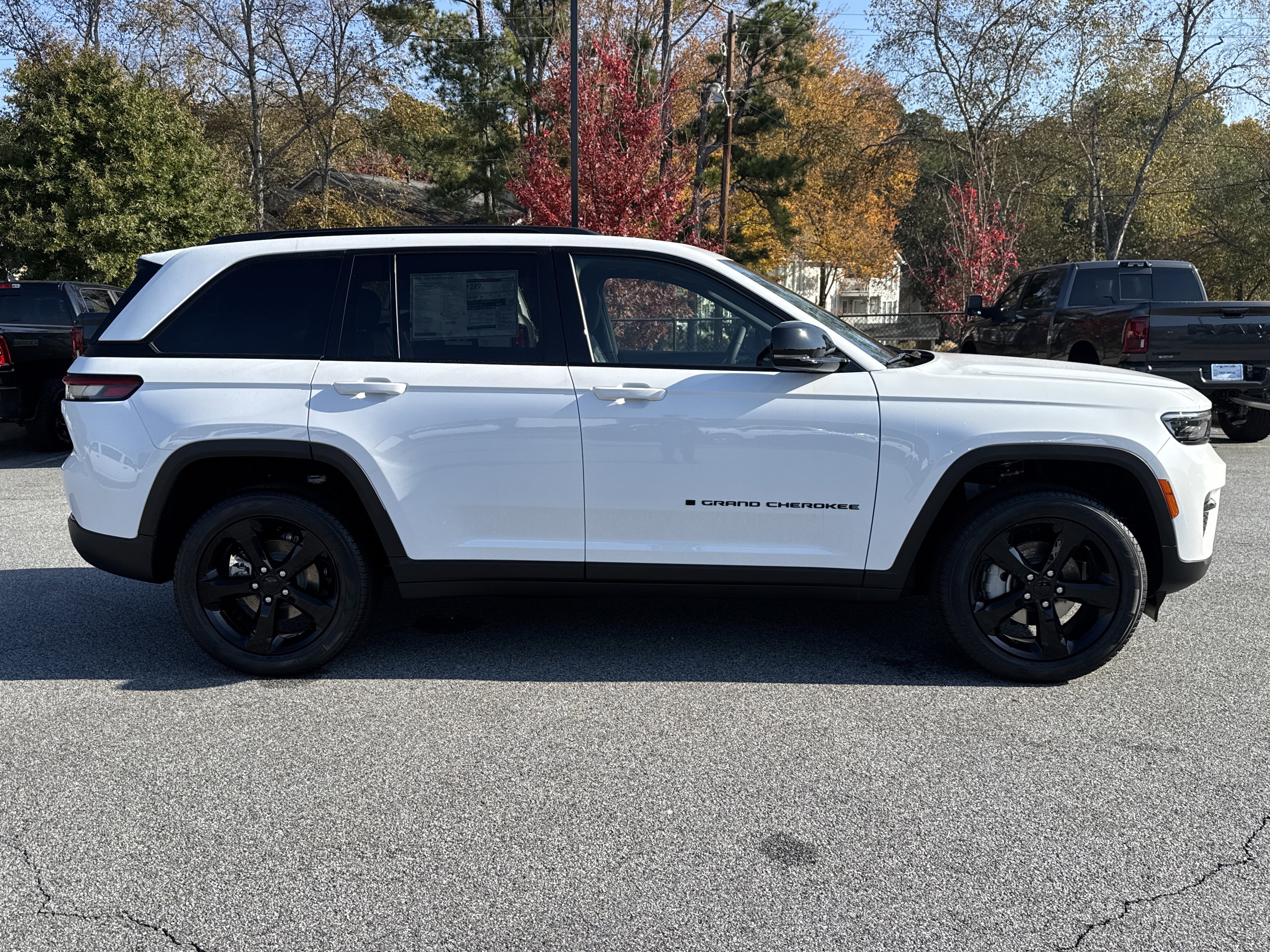New 2025 Jeep Grand Cherokee Limited w/ Black Appearance Package image 9