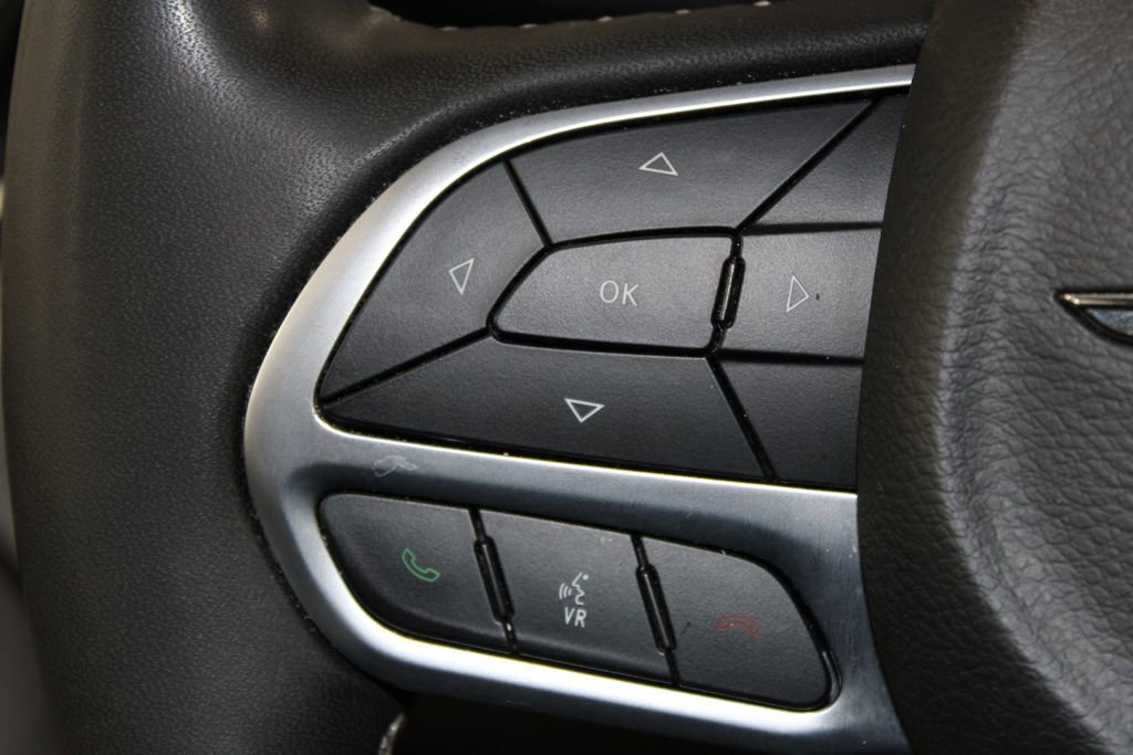 Used 2024 Chrysler Pacifica Touring-L FWD image 37