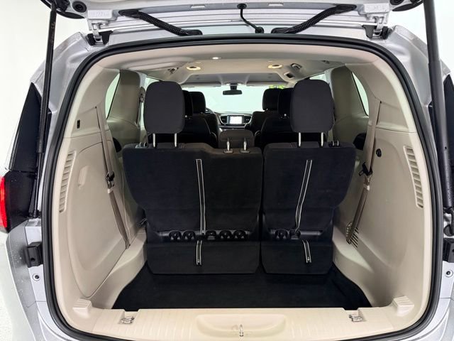 Used 2022 Chrysler Voyager LX FWD image 10