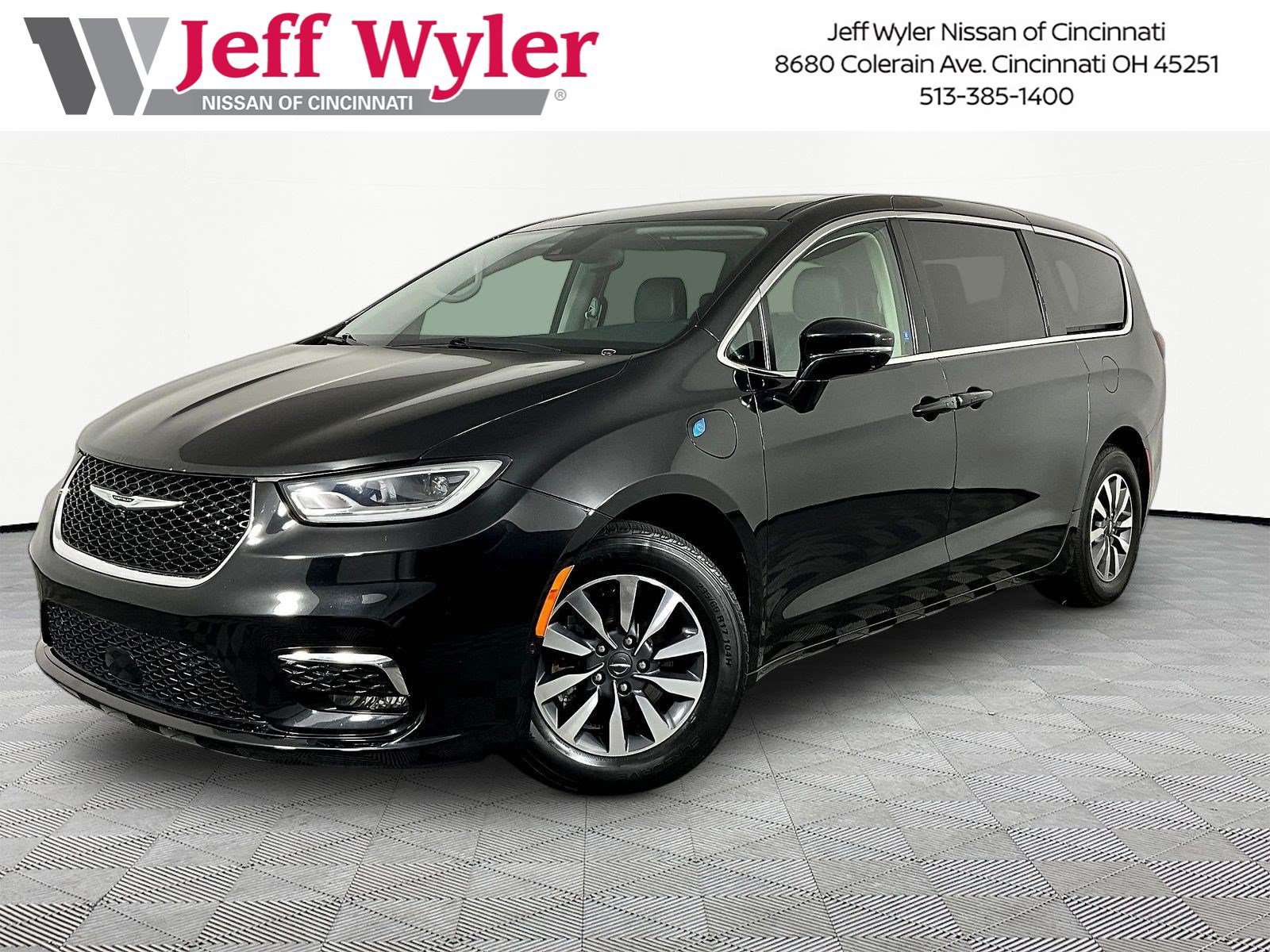 Used 2022 Chrysler Pacifica Touring-L w/ Uconnect Theater Family Group