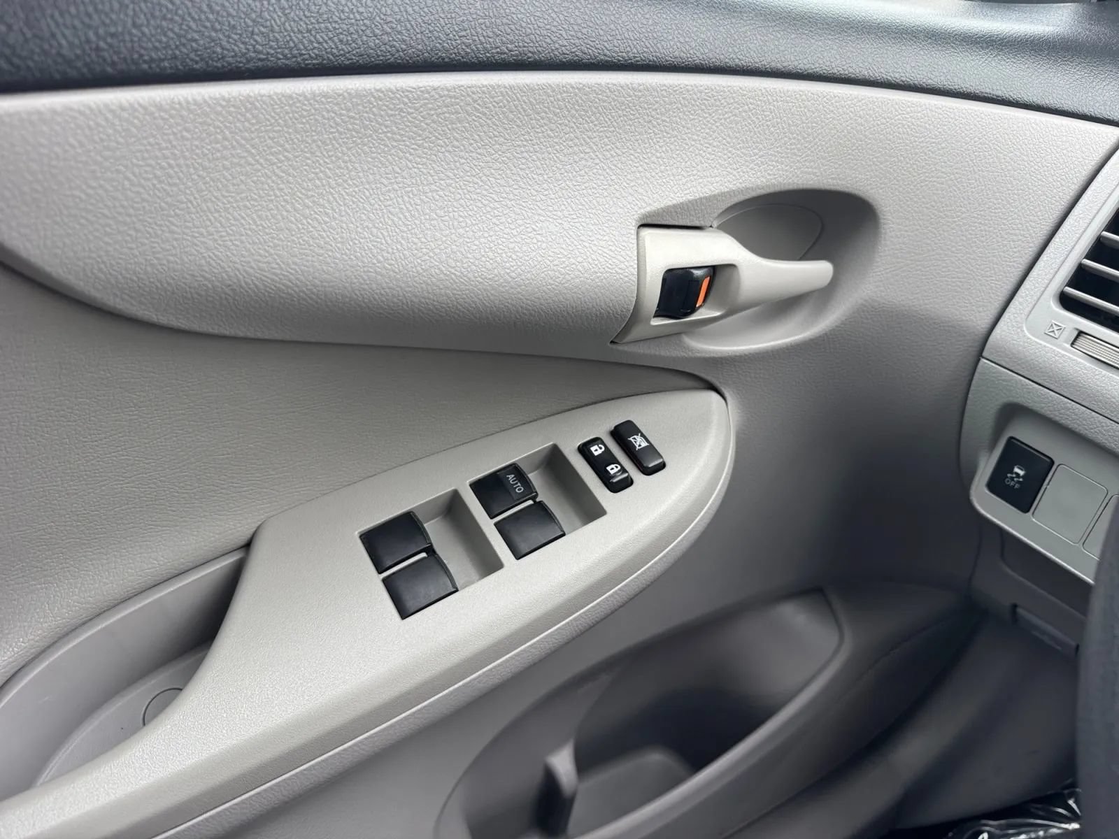 Used 2013 Toyota Corolla L FWD image 17