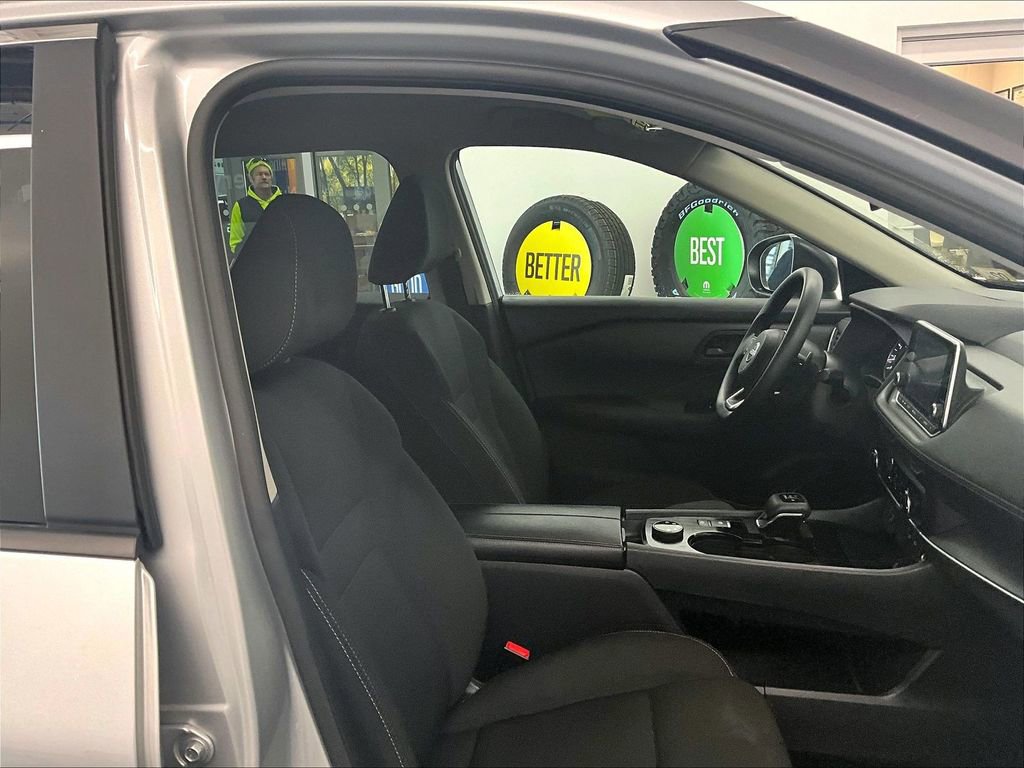 Used 2024 Nissan Rogue S image 11