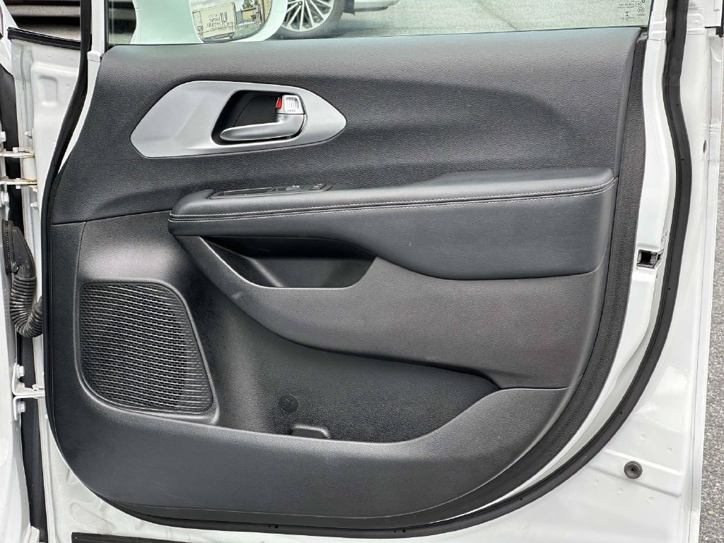 Used 2019 Chrysler Pacifica Touring-L w/ Advanced Safetytec Group FWD image 9