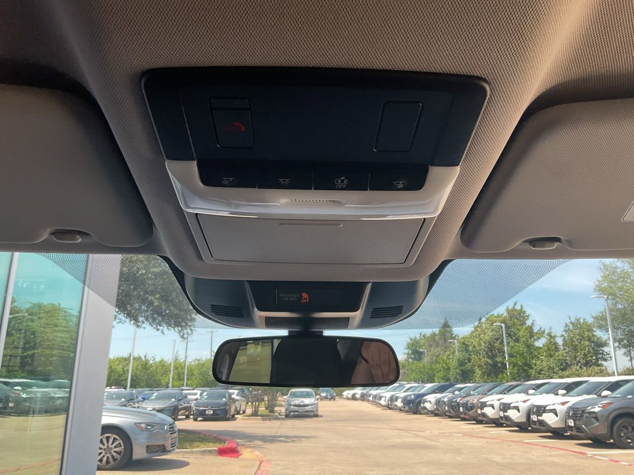 Used 2025 Nissan Rogue SV AWD/4WD image 16