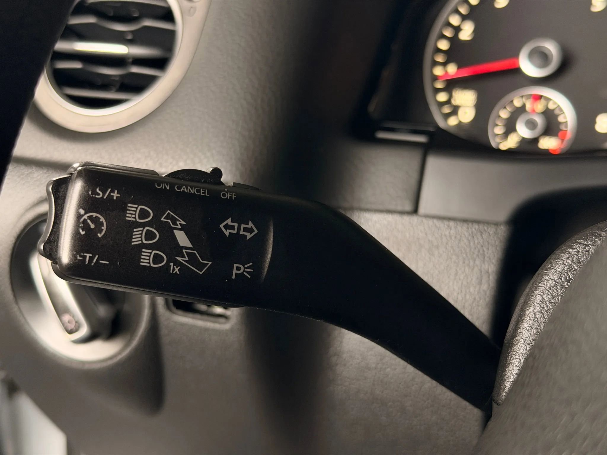 Used 2011 Volkswagen Tiguan S image 36