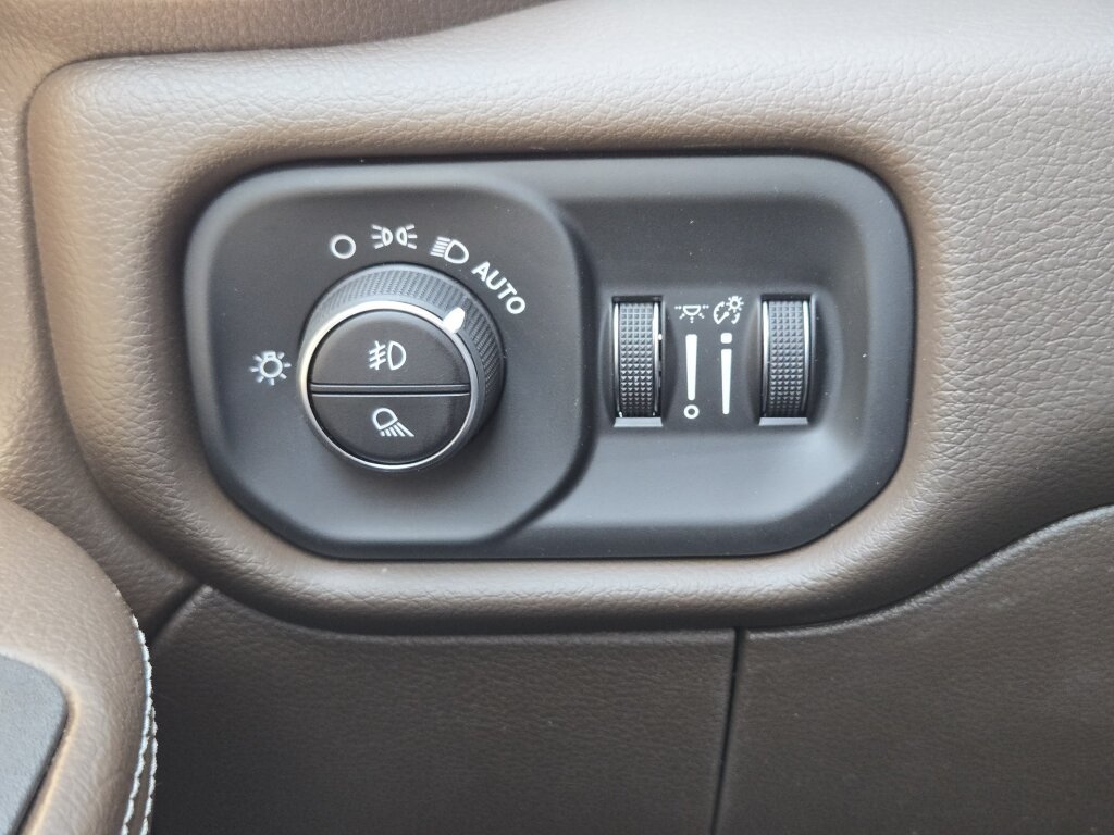New 2026 RAM 2500 Laramie AWD/4WD image 16
