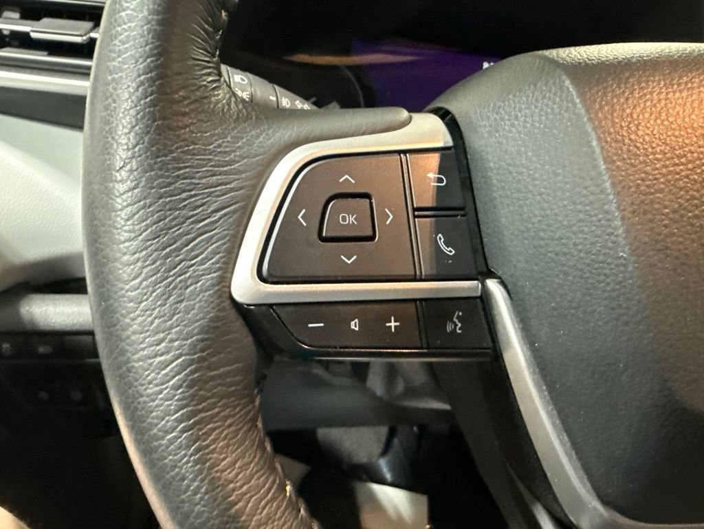 Used 2025 Toyota Sienna XLE FWD image 21