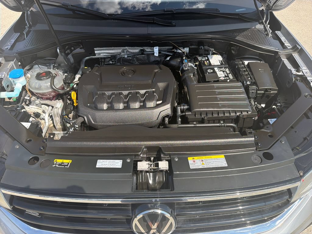 Certified 2024 Volkswagen Tiguan SE R-Line AWD/4WD image 30