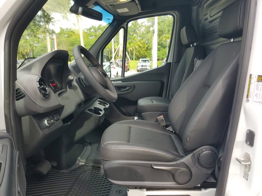 Used 2025 Mercedes-Benz Sprinter 2500 image 13