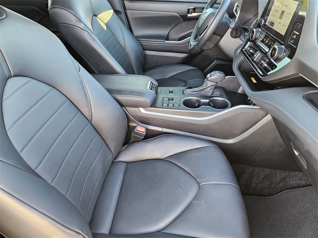 Certified 2023 Toyota Highlander XLE image 14