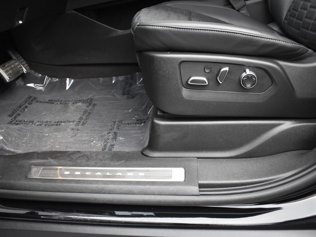 Used 2024 Cadillac Escalade V w/ LPO, ONYX Package image 11