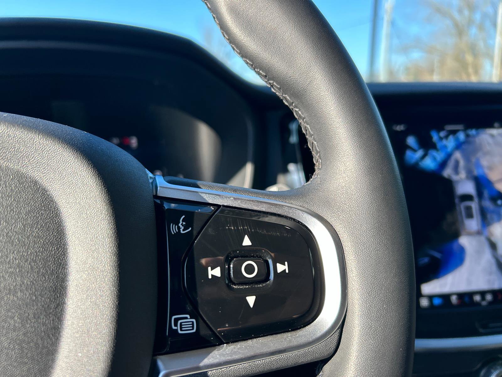 Used 2025 Volvo V60 B5 Cross Country Plus image 14