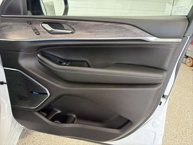 Used 2023 Jeep Grand Cherokee Overland w/ Adv Protech Group III image 22