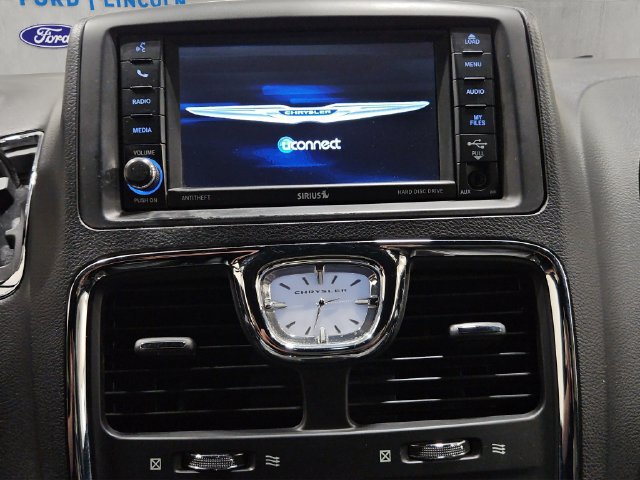 Used 2015 Chrysler Town & Country S FWD image 16