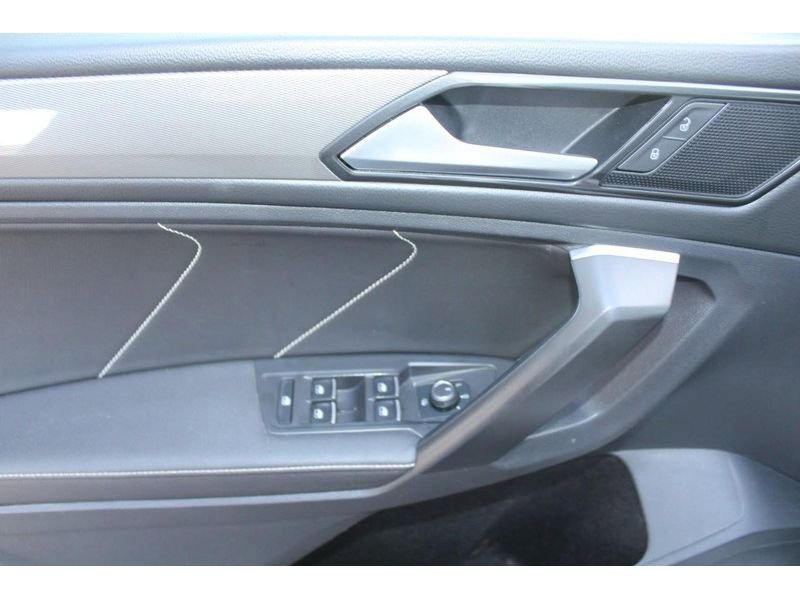 Used 2023 Volkswagen Tiguan SE FWD image 18