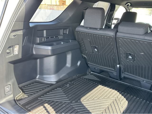 Used 2025 Toyota 4Runner SR5 AWD/4WD image 18