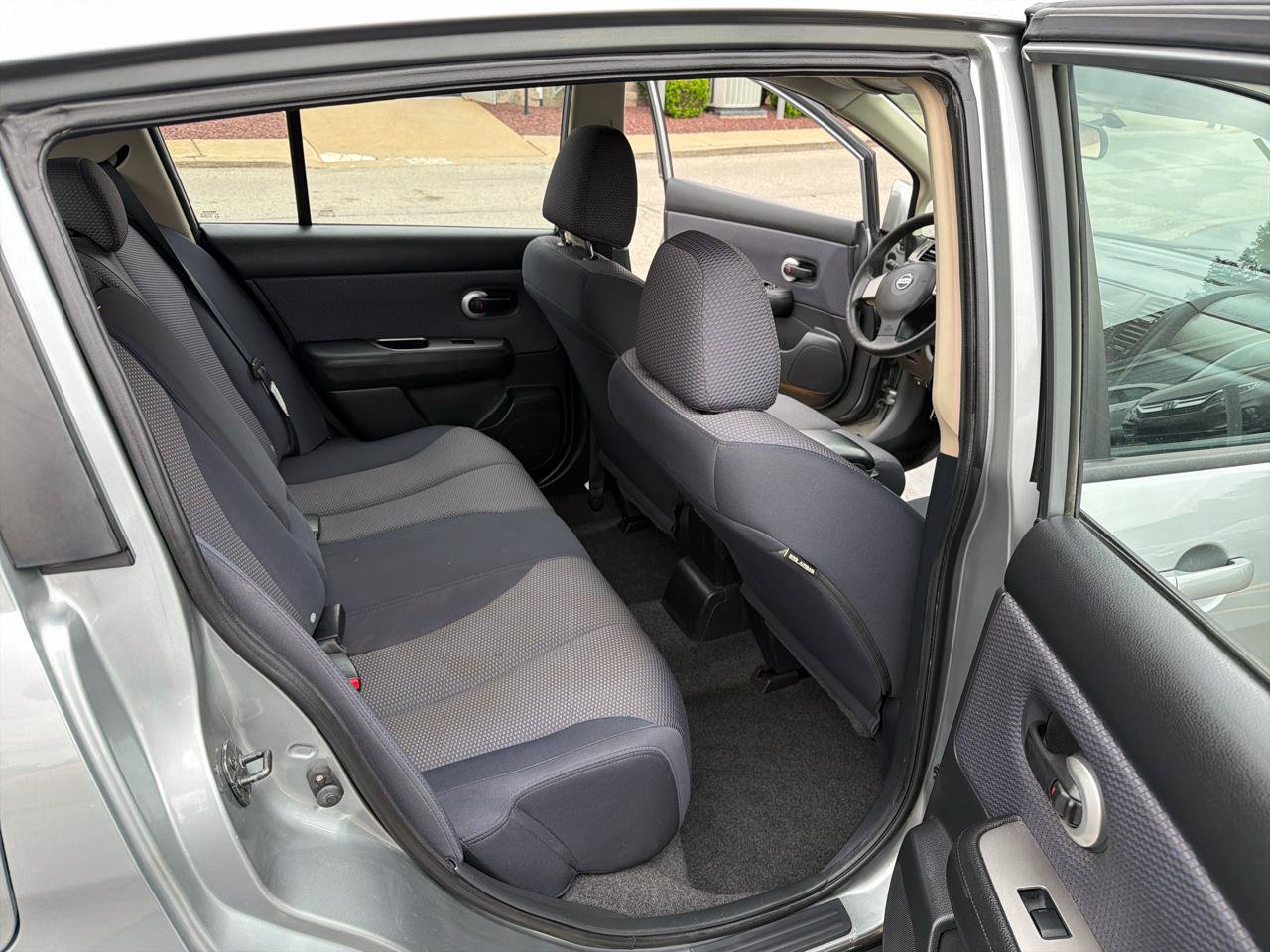 Used 2008 Nissan Versa Hatchback FWD image 21