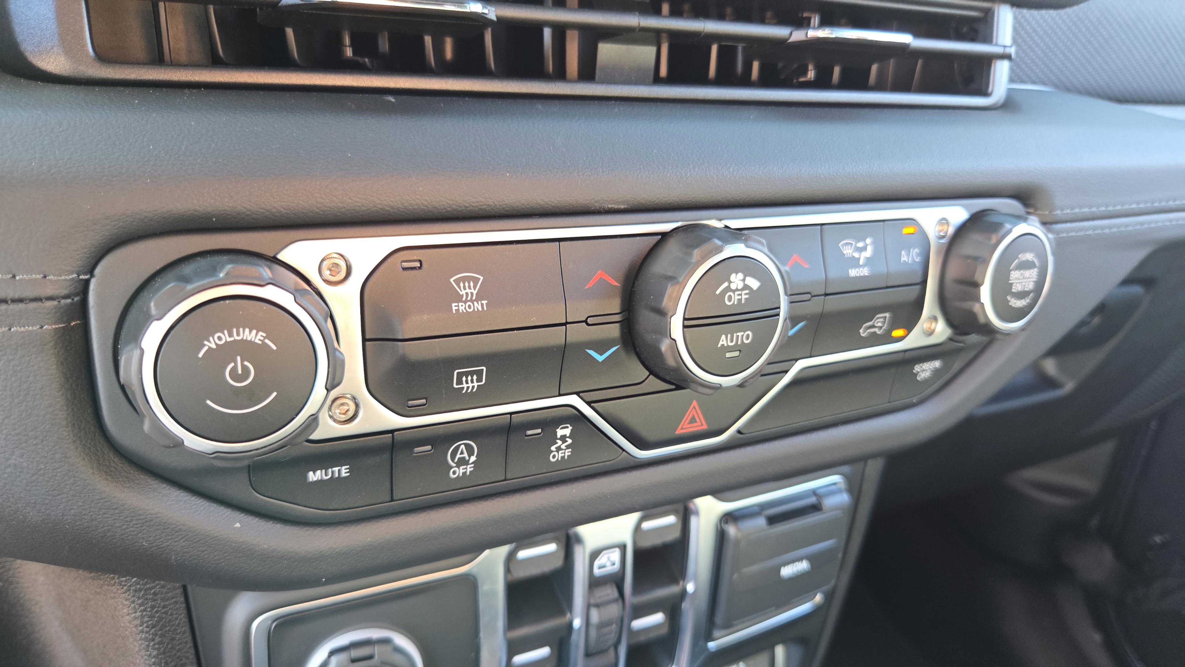 Used 2025 Jeep Wrangler Unlimited Rubicon w/ Technology Group image 32