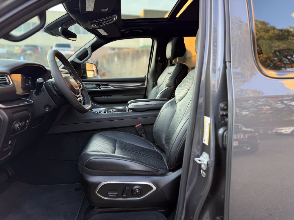 Used 2023 Jeep Wagoneer 4WD w/ Premium Group I image 11