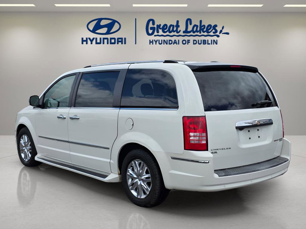 Used 2009 Chrysler Town & Country Limited w/ Entertainment Group #3 FWD image 3