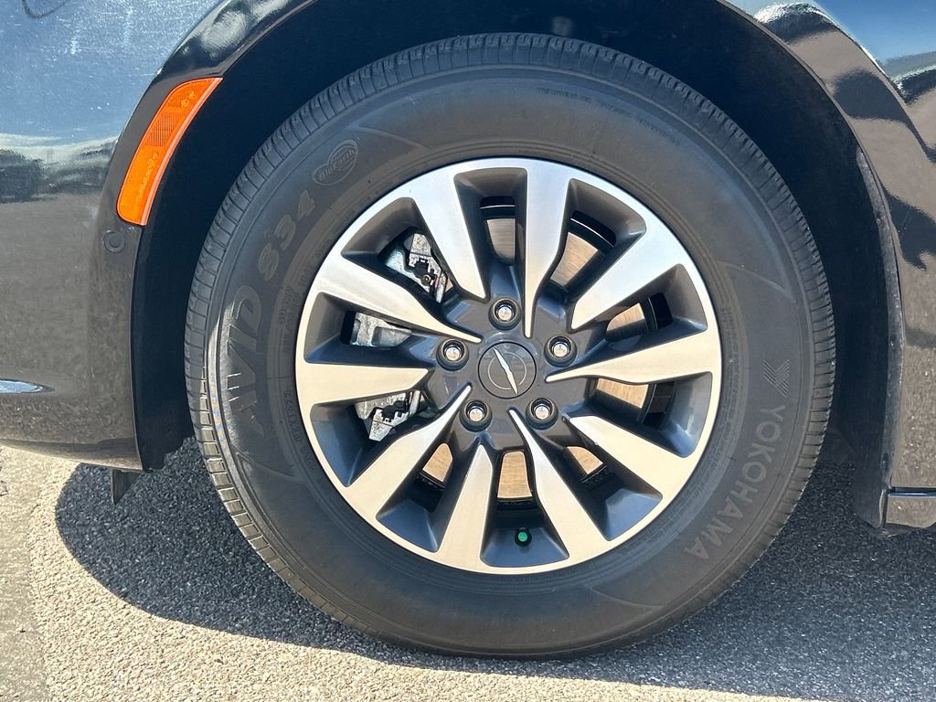 Used 2022 Chrysler Pacifica Limited w/ Uconnect Theater Family Group FWD image 29