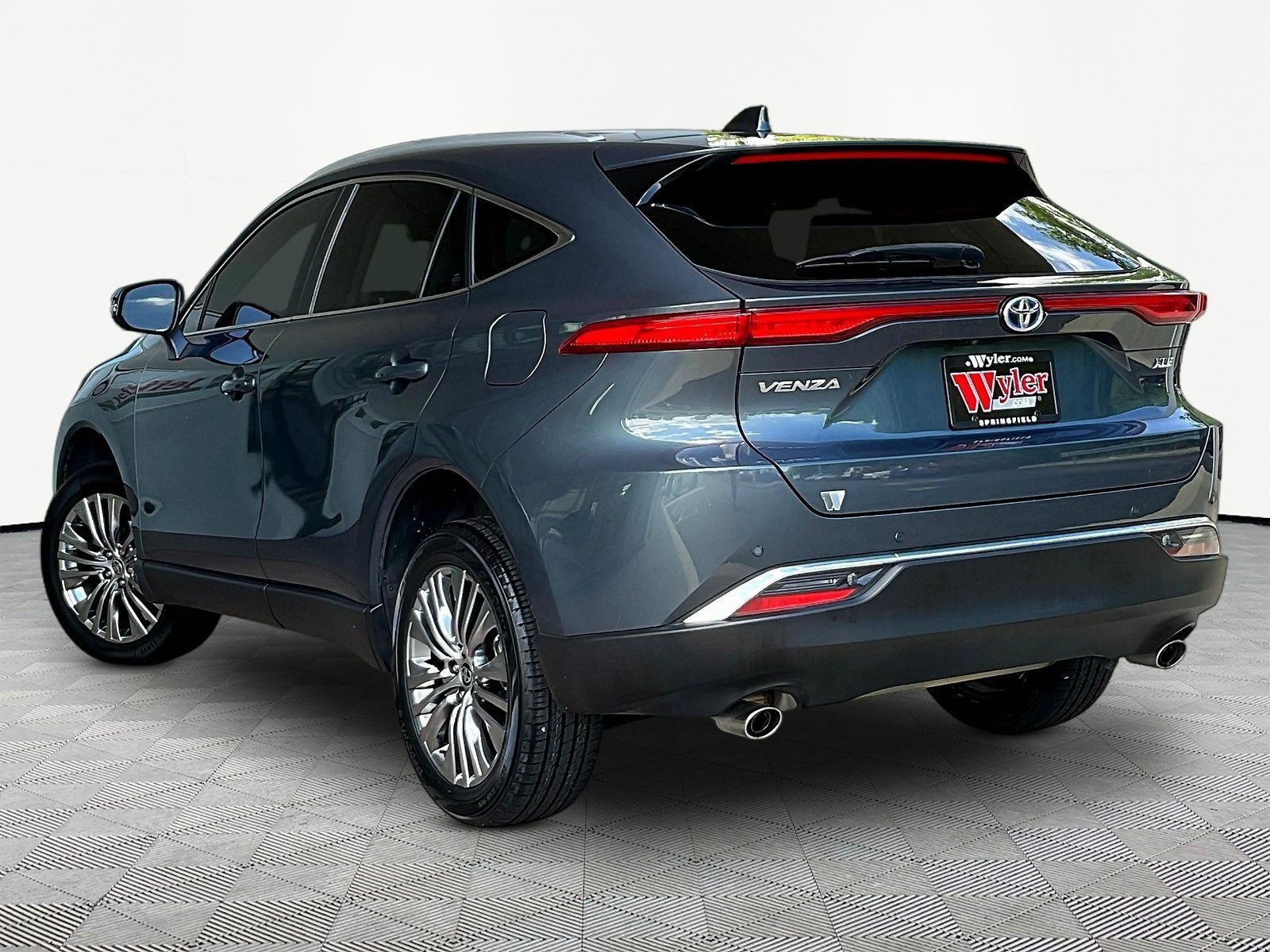 Used 2024 Toyota Venza XLE AWD/4WD image 4