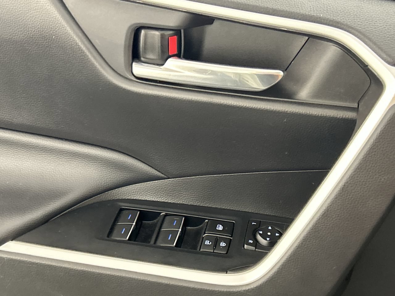 Used 2022 Toyota RAV4 XLE w/ Convenience Package FWD image 19