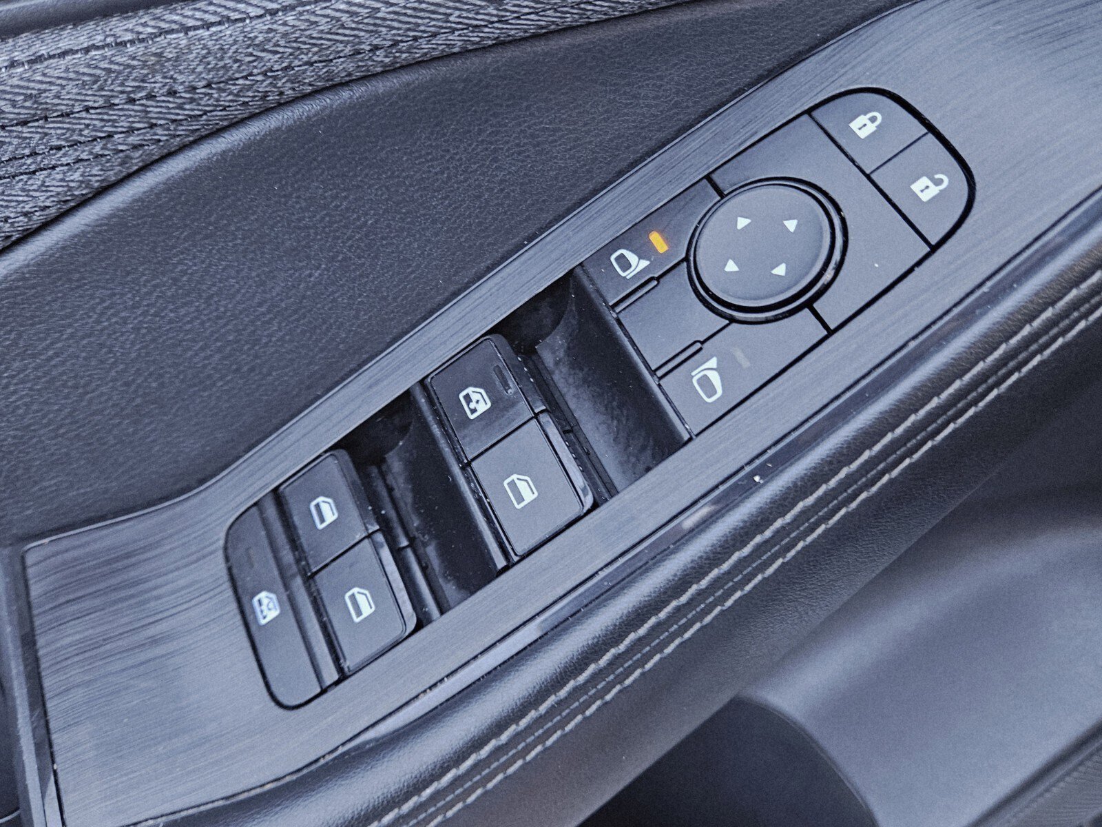 Used 2023 Nissan Rogue SV image 33