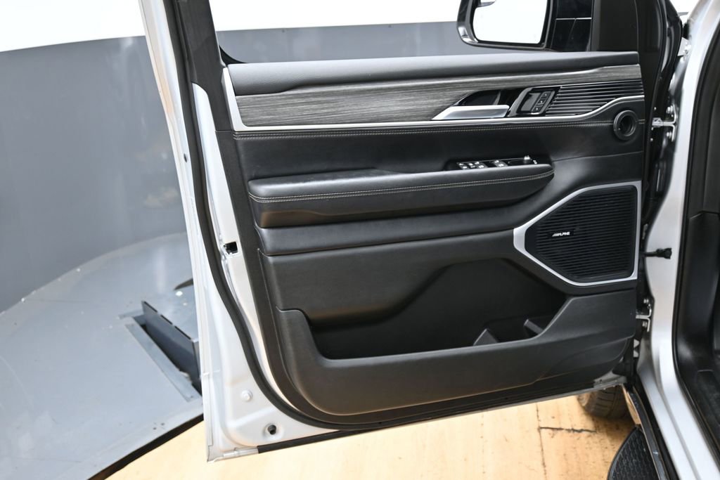Used 2024 Jeep Wagoneer L Series II RWD image 40