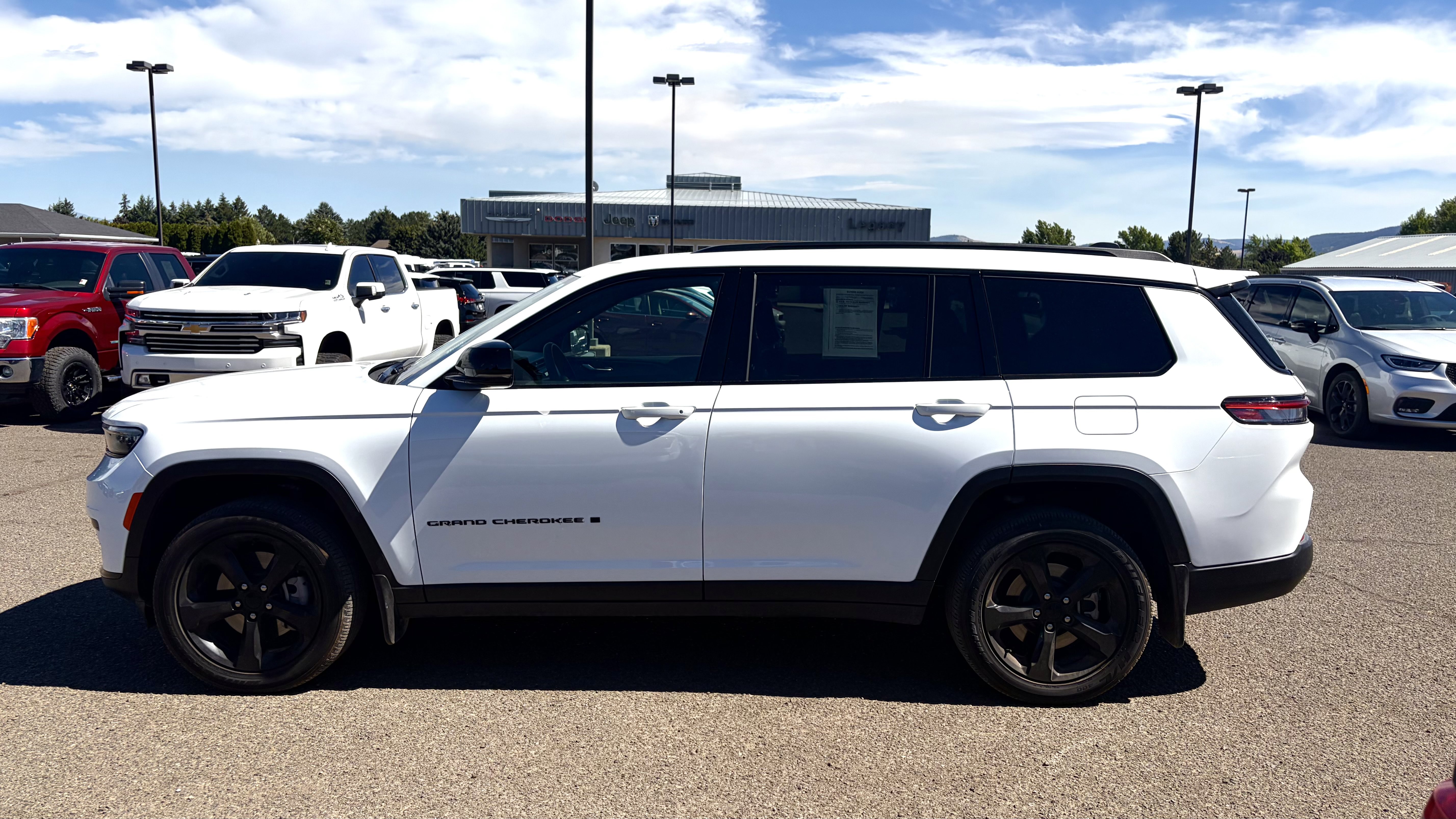 Used 2024 Jeep Grand Cherokee L Laredo AWD/4WD image 4