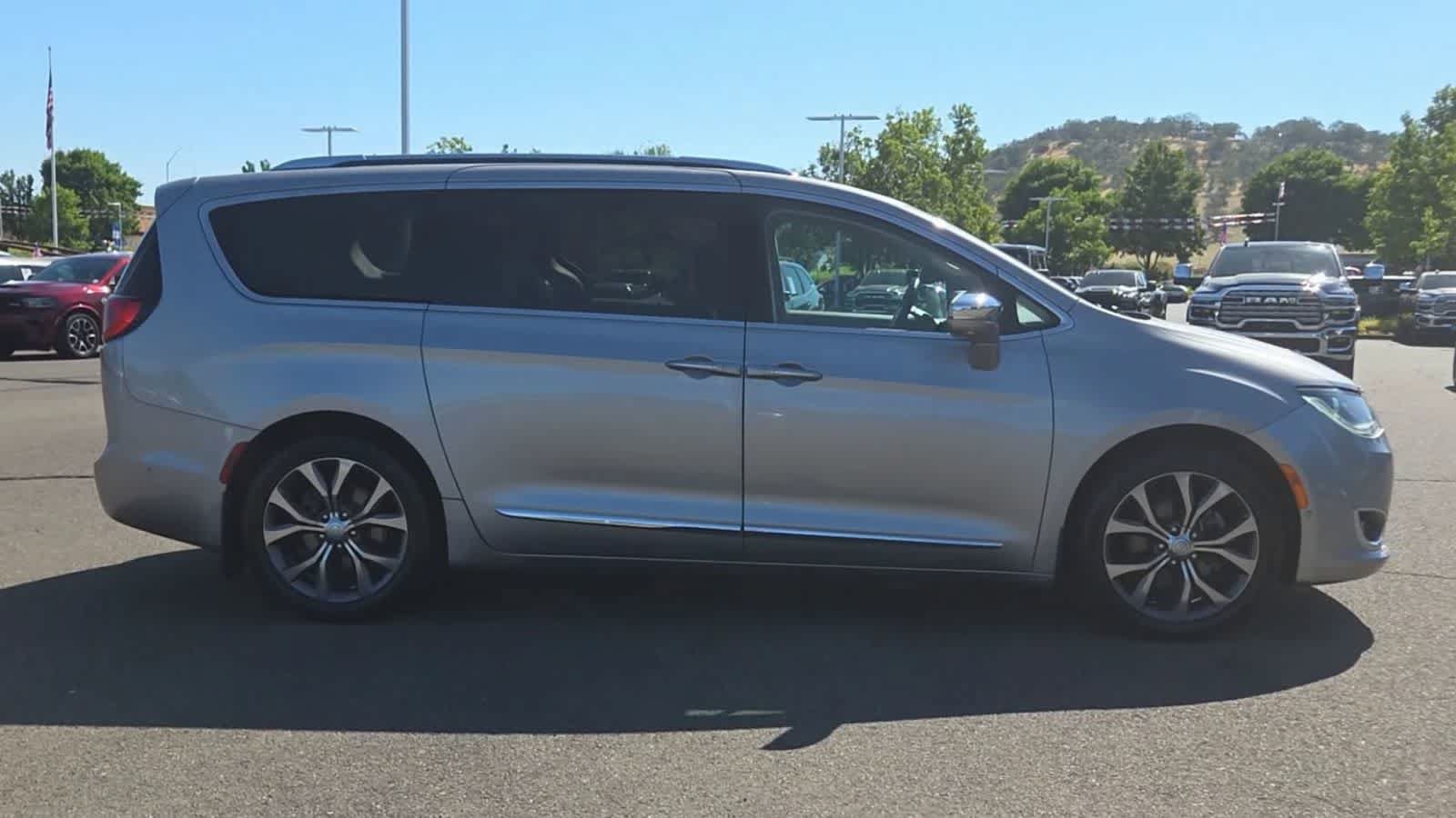 Used 2017 Chrysler Pacifica Limited FWD image 9