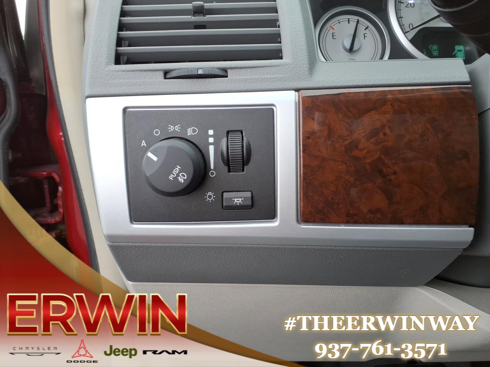 Used 2010 Chrysler Town & Country Touring FWD image 15