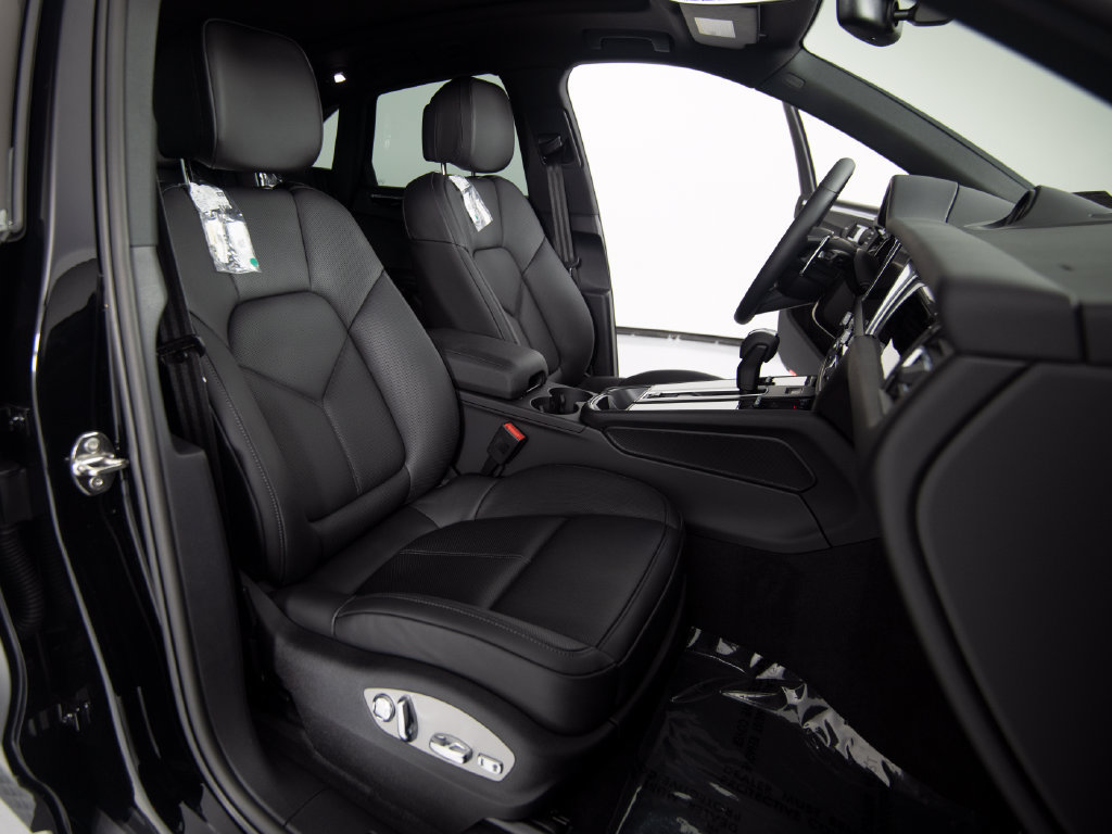 Certified 2026 Porsche Macan AWD/4WD image 35